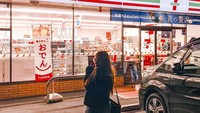 Jadi tempat nongkrong yang ikonik, parkiran minimarket di Jepang bebas dari biaya parkir. Jadi mau menghabiskan waktu berjam-jam tetap gratis biaya parkirnya. Foto: @cozyfoxie