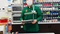 Nah, kira-kira begini tampilan para pegawai minimarket di Jepang yang siap membantu setiap pengunjung. Foto: @gantugs1117 