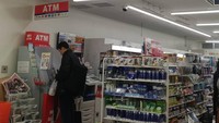 Mirip dengan minimarket di Indonesia, banyak minimarket di Jepang yang juga dilengkapi fasilitas ATM, penjualan tiket sampai surat kabar harian. Foto: @naan.udala