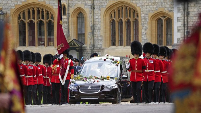 The hearse with the coffin of Queen Elizabeth II moves towards St. George's Chapel at the Windsor Castle, in Windsor, England, Monday Sept. 19, 2022. The Queen, who died aged 96 on Sept. 8, will be buried at Windsor alongside her late husband, Prince Philip, who died last year. (AP Photo/Jon Super, Pool)