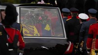 Beberapa perubahan lain pada mobil Jaguar ini antara lain pilar atap yang tipis dan atap yang lebih tinggi. Mobil ini memiliki warna Royal Claret, warna yang sama dengan kendaraan kerajaan yang disimpan di Royal Mews. AP/Alastair Grant
