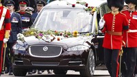 Mobil Jaguar yang mengantarkan jenazah Ratu Elizabeth II ini memiliki maskot bergambar St George berlapis perak yang membunuh naga. Maskot khusus George and Dragon dipasang di atas kap mobil, yang merupakan salah satu ciri khas dari mobil Rolls-Royce Phantom milik Ratu Elizabeth II. AP/Andrew Matthews