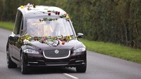 Sementara itu, Jaguar bukan mobil jenazah pertama yang membawa peti mati Ratu Elizabeth II. Sebelumnya, peti jenazah Ratu Elizabeth II dibawah oleh limusin Mercedes-Benz yang disediakan oleh William Purves. AP/Molly Darlington
