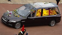 Jendela besar memungkinkan pelayat untuk memiliki pandangan yang jelas untuk melihat langsung peti mati Ratu saat melakukan perjalanan dari Westminster Abbey ke Windsor, kemarin.  AP/Kirsty Wigglesworth