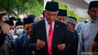 Menteri Koordinator Bidang Pembangunan Manusia dan Kebudayaan (Menko PMK) Muhadjir Effendy terlihat di lokasi sebagai inspektur upacara pemakaman.