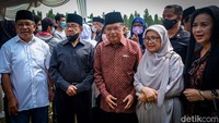 Di lokasi tampak Imam Besar Masjid Istiqlal KH Nasaruddin Umar, Wapres ke-10 dan ke-12 Jusuf Kalla (JK), sampai Ketum Partai Demokrat Agus Harimurti Yudhoyono (AHY). 