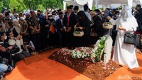 Azyumardi berpulang setelah sempat dirawat sejak Jumat (16/9) akibat gangguan kesehatan saat melakukan kunjungan kerja ke Malaysia.