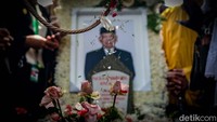 Kepergian Azyumardi Azra meninggalkan duka mendalam bagi sejumlah kalangan. Azyumardi dikenang sebagai sosok cendekiawan muslim yang sederhana dan kaliber dunia.
