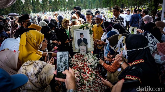 Jenazah Prof Azyumardi Azra dimakamkan di TMP Kalibata, Jakarta Selatan, pagi ini. Prosesi pemakaman dilakukan secara militer.