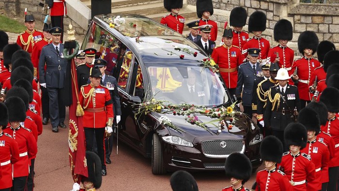 The coffin proceeds to St. Georges Chapel at Windsor Castle, Windsor, England, Monday Sept. 19, 2022, ahead of the committal service for Queen Elizabeth II. The Queen, who died aged 96 on Sept. 8, will be buried at Windsor alongside her late husband, Prince Philip, who died last year. (Ryan Pierse/Pool via AP)