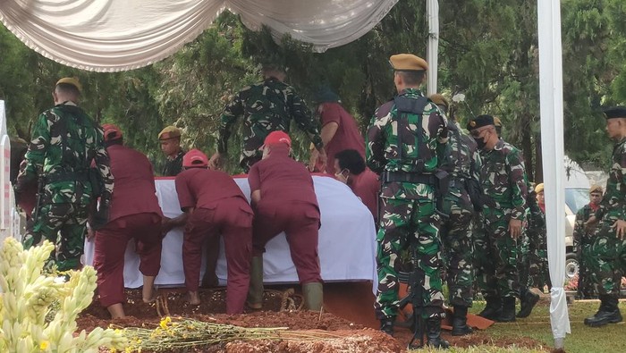Momen Pemakaman Prof Azyumardi Azra di TMP Kalibata