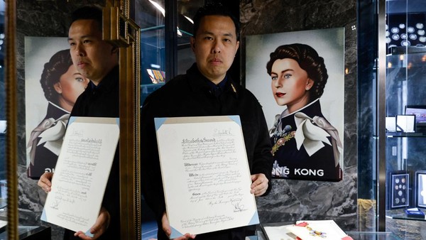 Bryan Ong, pendiri Museum Victoria City, berpose dengan dokumen dengan tanda tangan Ratu Elizabeth II dari Inggris, di museumnya, di Hong Kong, China, Kamis, (15/9/2022).
