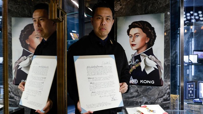 Museum Victoria City di Hong Kong Hadirkan Kenangan Ratu Elizabeth II A leaflet of the coronation of Britain's Queen Elizabeth is pictured at the Museum Victoria City following her death, in Hong Kong, China September 15, 2022. REUTERS/Tyrone Siu