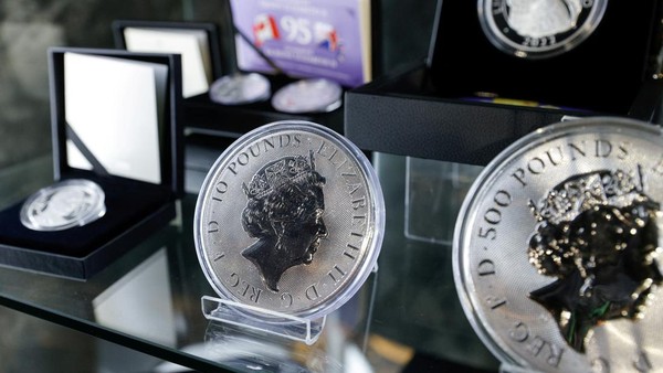 Koin untuk mengingat Ratu Elizabeth II juga dipajang di Museum Victoria City.