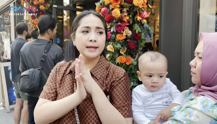Nagita Slavina borong roti di New York.