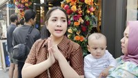 Nagita mengunjungi bakery ini bersama anak bungsunya yaitu Rayyanza atau akrab dipanggil Cipung. Rayyanza tampak menggemaskan saat berada di Levain Bakery. Foto: YouTube RANS Entertainment