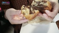 Begini penampakan salah satu menu cookies lumer dari Laveine Bakery. Ukurannya sangat besar dan cokelatnya meleleh sangat nikmat. Foto: YouTube RANS Entertainment
