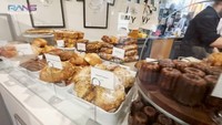 Nagita Slavina juga mengunjungi bakery lain yaitu Dominique Ansel yang terkenal di New York. Bakery ini menawarkan beragam jenis roti dan pastry lezat. Foto: YouTube RANS Entertainment