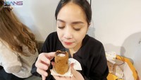 Menu chocolate chip cookie shot yang unik dari bakery ini juga dicoba oleh Nagita Slavina. Cookies cokelat itu berbentuk silinder dan bolong di bagian tengahnya, lalu ditambahkan susu. Foto: YouTube RANS Entertainment