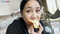 Istri Raffi Ahmad ini juga membeli sandwich dengan isian telur. Penyajiannya cukup unik karena telurnya berukuran besar dan sangat lembut. Foto: YouTube RANS Entertainment