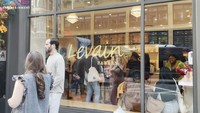 Levain Bakery, toko roti pertama yang dikunjungi oleh Nagita Slavina untuk membeli roti dan kue. Diketahui kalau bakery ini terkenal karena memiliki menu cookies lumer yang nikmat. Foto: YouTube RANS Entertainment