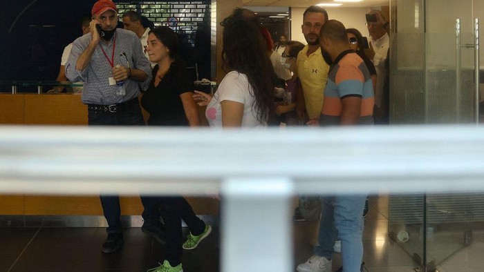 Seorang perempuan menyandera karyawan sebuah bank di Lebanon. Dia menuntut agar uang tabungannya bisa dicairkan untuk biaya perawatan medis adiknya.