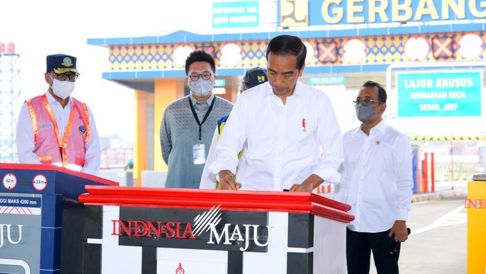 Nggak Bosan-bosannya Jokowi Resmikan Jalan Tol, Kini Khusus Truk Barang Presiden Joko Widodo meresmikan dua jalan tol hari ini. Dua jalan tol tersebut adalah ruas tol Cibitung-Cilincing dan Serpong-Balaraja.