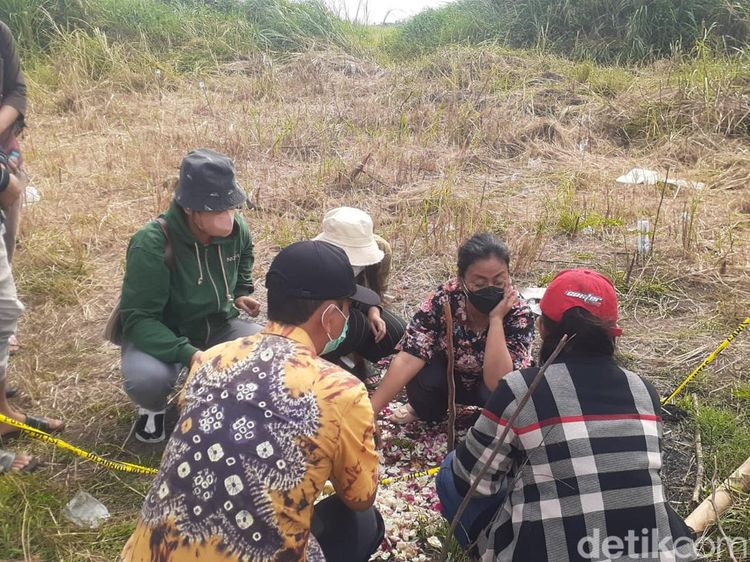 Momen Istri Tabur Bunga di TKP PNS Semarang Saksi Korupsi Ditemukan Tewas