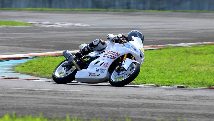 Pebalap Muda Ini Gigih Berlatih untuk Naik Podium Pebalap remaja professional, Pandujet atau Pandu Padmogani Zakat, mampu mecapai target pelatih di debut pertamanya dalam ajang balap Idemitsu bLU cRU, Yamaha Sunday Race R25 250cc seri tiga dengan naik podium diposisi ke lima.