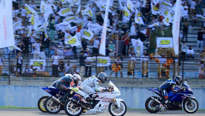 Pebalap remaja professional, Pandujet atau Pandu Padmogani Zakat, mampu mecapai target pelatih  di debut pertamanya dalam ajang balap Idemitsu bLU cRU, Yamaha Sunday Race R25 250cc seri tiga dengan naik podium diposisi ke lima.