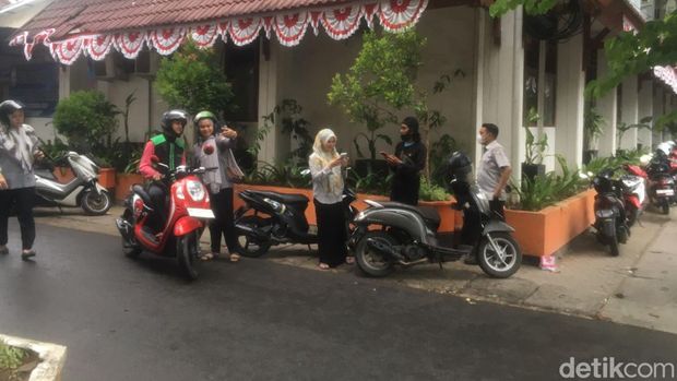 Pegawai di Kantor Gabungan Dinas Pemkot Makassar memakai kendaraan pribadi.