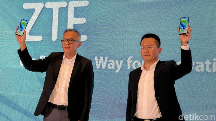 Joy Wahyudi Vice President Director at Erajaya Swasembada dan Mei Zhonghua, Senior VP Asia & CIS ZTE Corporation saat peluncuran HP baru ZTE di Indonesia.
