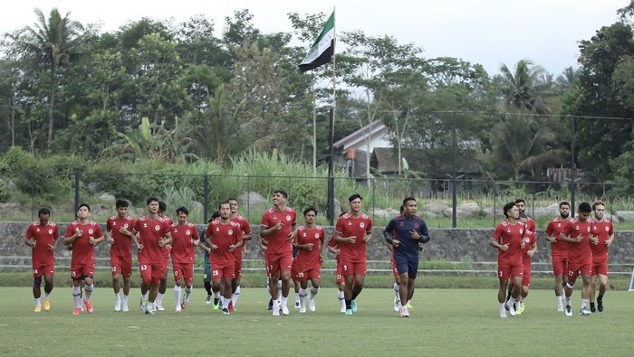 Pemain PSS Sleman digenjot latihan fisik, Selasa (20/9/2022).