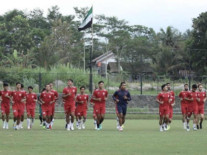 Pemain PSS Sleman digenjot latihan fisik, Selasa (20/9/2022).