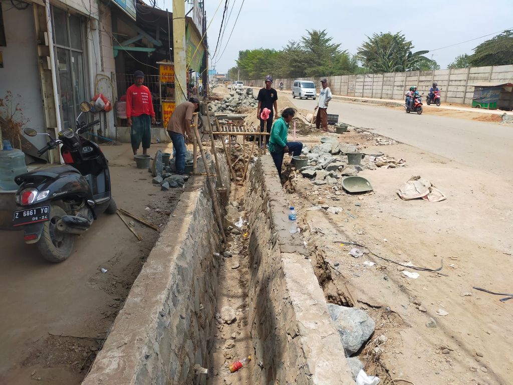 Pembuatan drainase di Jl Cikarang-Cibarusah, Cikarang Selatan, Kabupaten Bekasi, yang tengah diperbaiki. (Dok PPK Peningkatan Jl Cibarusah-Mekar Mukti)