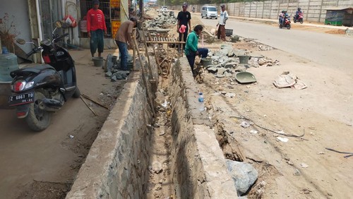 Pembuatan drainase di Jl Cikarang-Cibarusah, Cikarang Selatan, Kabupaten Bekasi, yang tengah diperbaiki. (Dok PPK Peningkatan Jl Cibarusah-Mekar Mukti)