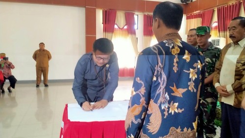 Penandatangan MoU antara Kepala BPS Dompu, Ir. Isa, SE, MM dengan Kepala Kantor Pelayanan Perbendaharaan Negara Bima, Dodi Handayani.