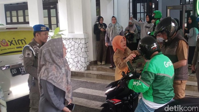 Penerapan ojol day atau hari ojol di Balai Kota Makassar.