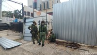 Kepala Satpol PP Sleman, Shavitri Nurmala Dewi, menyampaikan tak ada perlawanan saat penyegelan Kafe BJ Beer. Namun ada sejumlah orang yang datang mempertanyakan dan kemudian menerima penjelasan dari aparat. Foto: Jauh Hari Wawan S/detikJateng