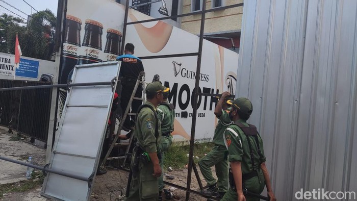 Penyegelan kafe JB Beer di Babarsari, Sleman, Senin (20/9/2022). Penyegelan kafe JB Beer di Babarsari, Sleman, Senin (20/9/2022).