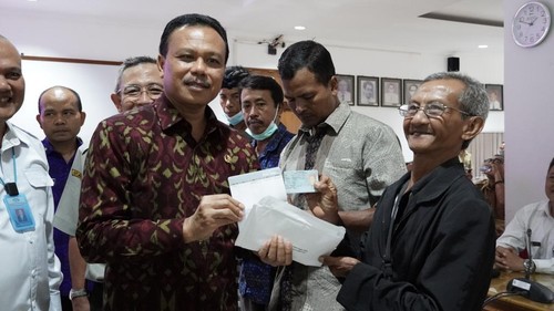 Penyerahan kompensasi ke 412 peternak sapi di Bali, masing-masing dapat Rp 10 juta