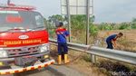 Potret Petugas Padamkan Kebakaran Lahan Dekat Tol Pejagan Km 267 dan 269