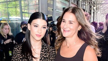 Phoebe membagi waktunya untuk menemani sang ibu, Melinda. Foto: Phoebe Gates