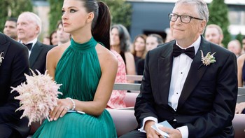 Phoebe di samping Bill Gates saat kakaknya Jennifer menikah dengan atlet berkuda, Nayel Nassar. Foto: Facebook