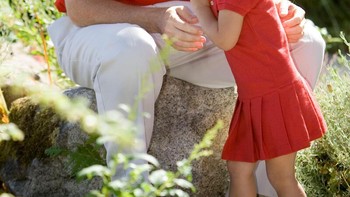 Salah satu kebahagiaan terbesar di hidupku adalah melihat anakku tumbuh menjadi orang dewasa yang mengagumkan. Happy birthday, Phoebe. Aku sangat bangga padamu, tulis Bill Gates di Facebook sembari memajang foto Phoebe masa kecil hingga dewasa. Foto: Facebook