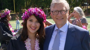 Phoebe diketahui bersekolah SMA di Lakeside School yang sangat elit, sama seperti ayahnya Bill Gates dan kedua kakaknya. Foto: Facebook