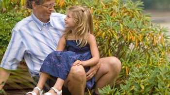 Bill Gates memajang perkembangan sang anak dari saat Phoebe masih bocah. Foto: Facebook