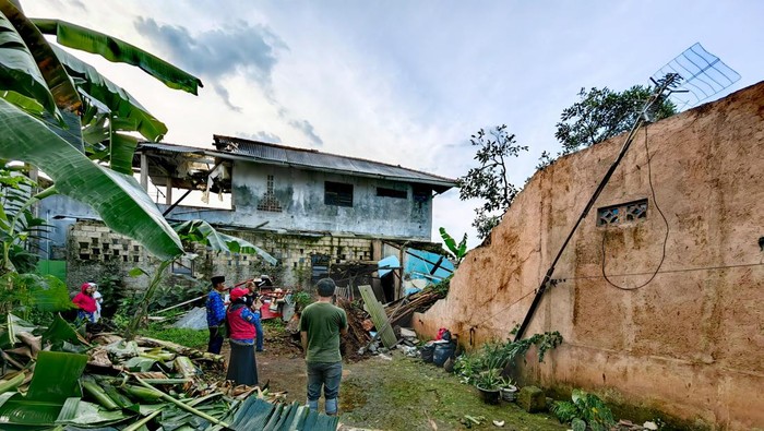 Pohon tumbang timpa rumah warga hingga hancur di Jagakarsa, Jaksel, Senin (19/9/2022) sore.