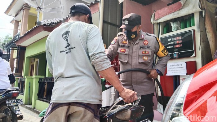 Polisi Majalengka bagikan BBM