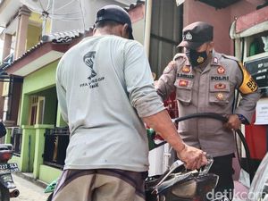 Aksi Bripka Roy, Borong BBM Lalu Dibagikan ke Warga Majalengka